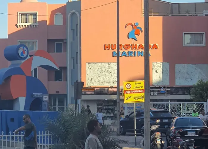 صغيرة جميلة امام مارينا