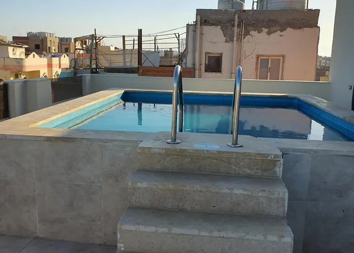 صغيرة جميلة امام مارينا